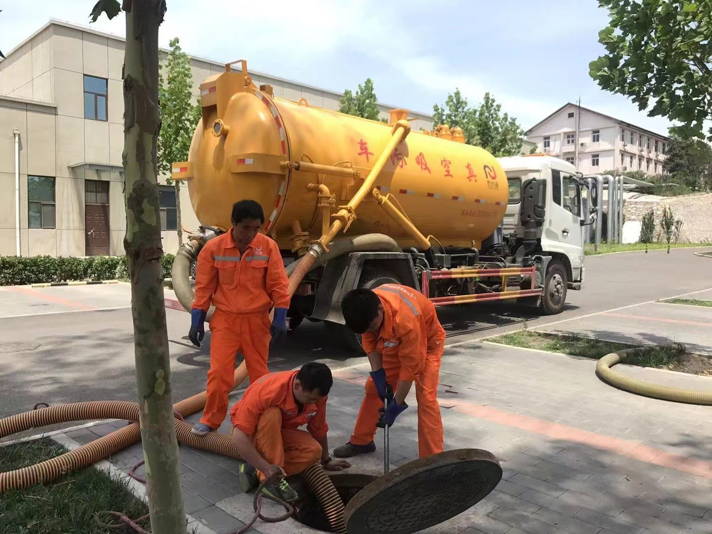 黄石管道疏通车停在窨井附近