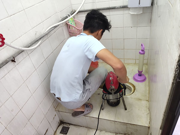 黄石管道堵塞冒臭气 专业师傅现场解决问题